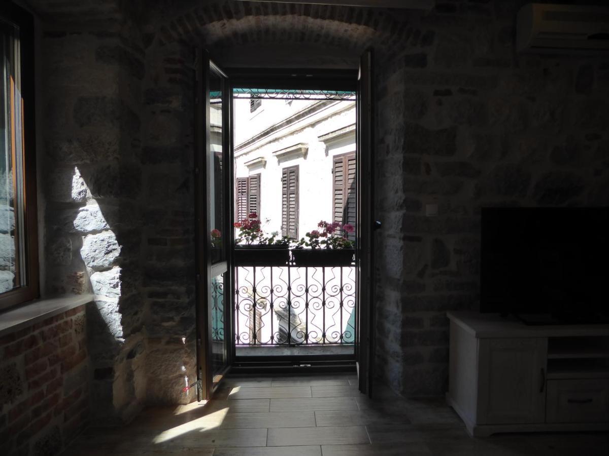 Apartaments Charlie Chaplin Kotor Buitenkant foto